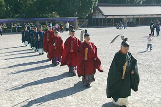 柏原神宮新嘗祭に参列する神職の行列