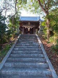 松尾神社拝殿を石段から望む