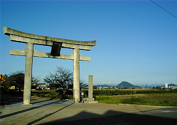 老杉神社の鳥居と後方に見える三上山